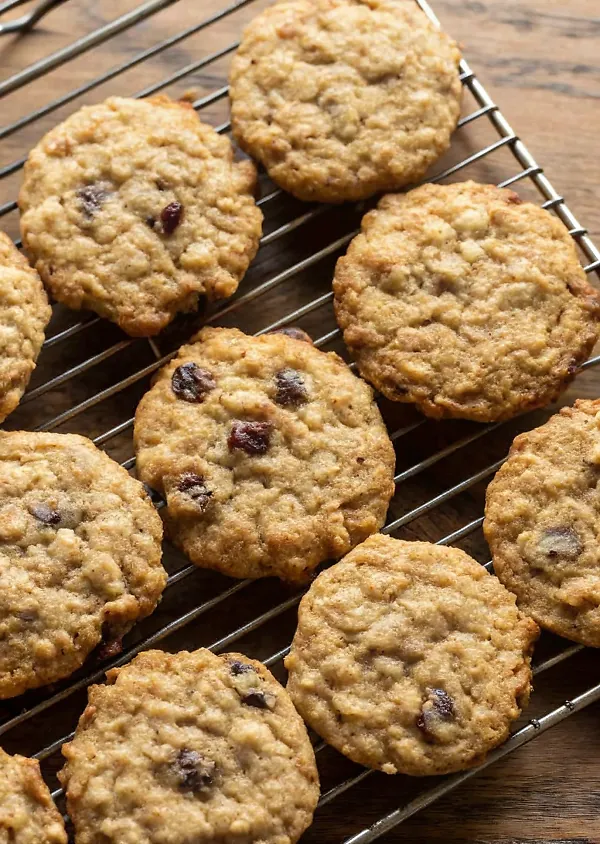 THE BEST OATMEAL RAISIN COOKIES
